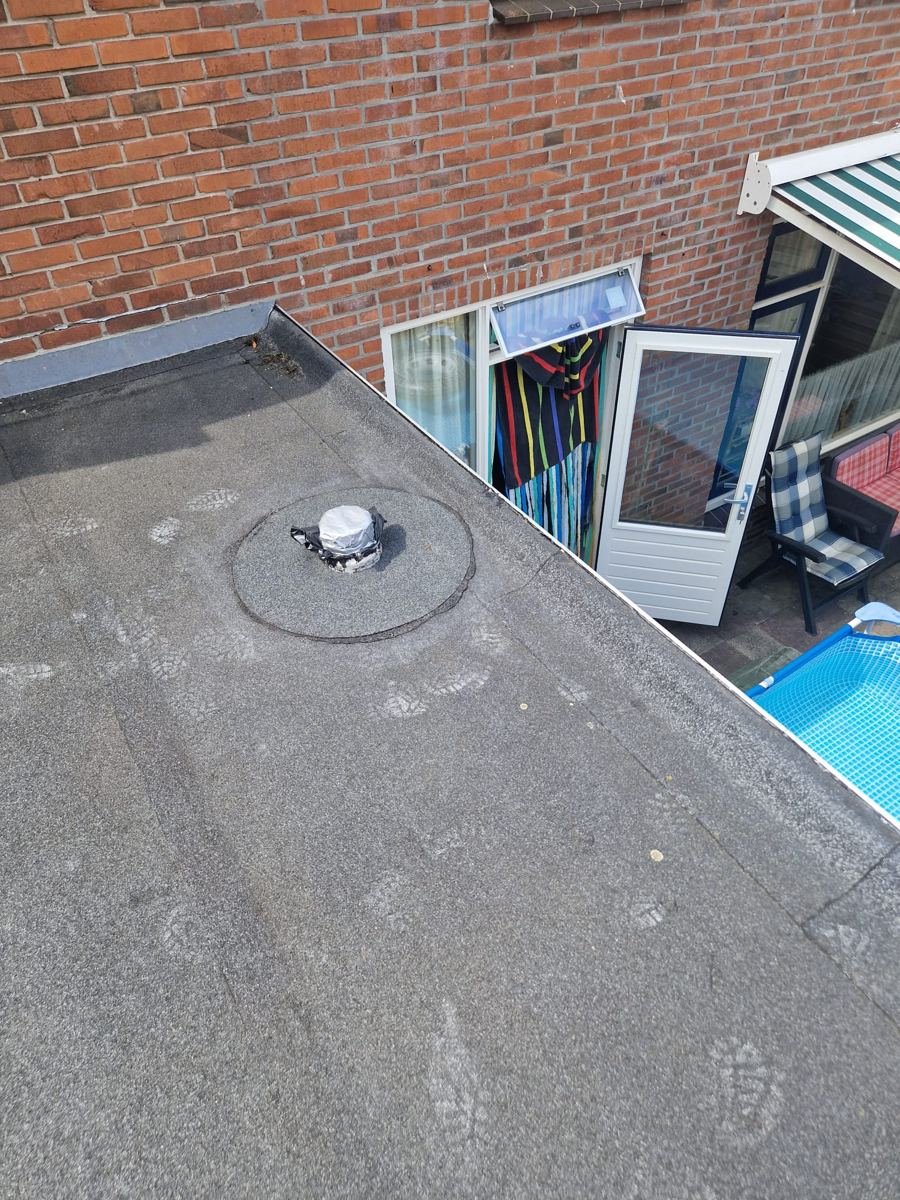 Dakdoorvoer op een plat bitumen dak